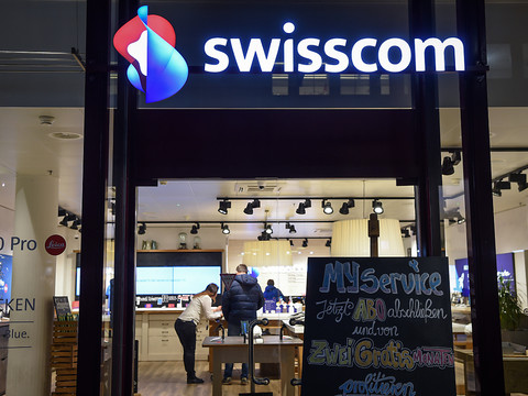 Swisscom voit son bénéfice semestriel bondir, les recettes stagnent