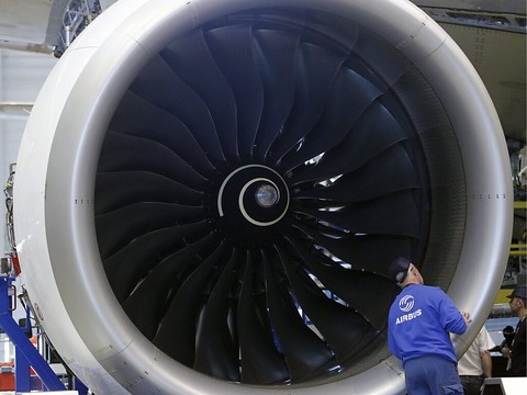 Rolls-Royce repasse dans le vert au premier semestre