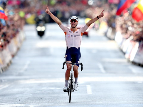 Course sur route des Mondiaux: Mathieu van der Poel irrésistible