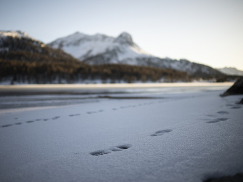 Des sommets enneigés en Suisse durant la nuit de dimanche à lundi
