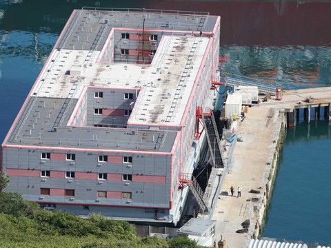 Premiers migrants installés sur la barge controversée à Portland
