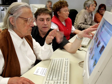 Trois retraités sur quatre surfent sur internet en Suisse
