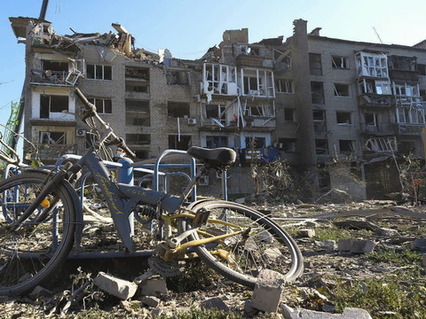 L'Ukraine compte les morts à Pokrovsk, cible militaire selon Moscou