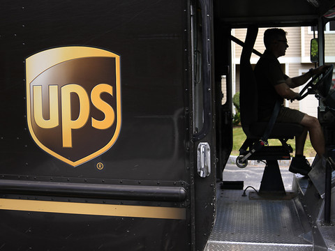UPS abaisse ses prévisions pour 2023 après un accord syndical