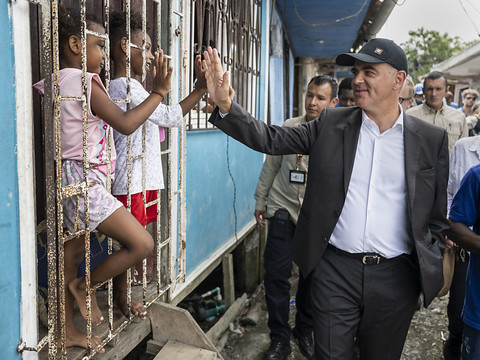 Alain Berset se rend dans des quartiers pauvres à Buenaventura