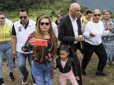 Berset rend visite à d'anciens guérilleros en Colombie