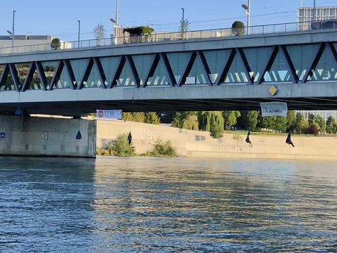 Trafic fluvial à l'arrêt sur le Rhin après une action d'activistes