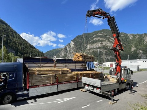 La police arrête un camion surchargé avec des freins défectueux