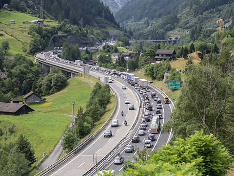 Le retour des vacanciers provoque des bouchons au Gothard