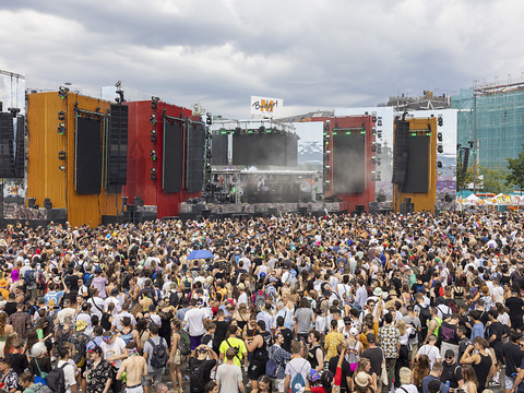 Forte affluence à la Street Parade de Zurich en dépit des averses