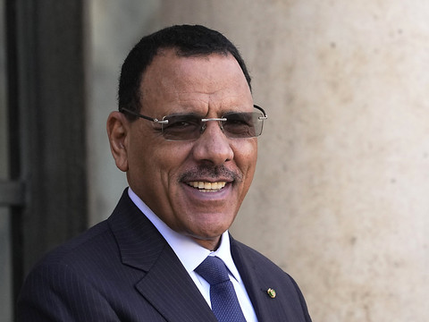 Niger: le président Bazoum a reçu son médecin, médiation religieuse