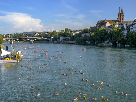 4800 nageurs se lancent à l'eau à Bâle