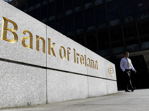Irlande: des distributeurs donnent trop d'argent