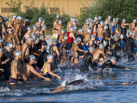 Un millier de nageurs participent à la 7e Traversée du lac
