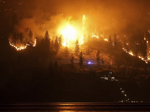 Les feux s'étendent à l'ouest du Canada, milliers d'évacuations