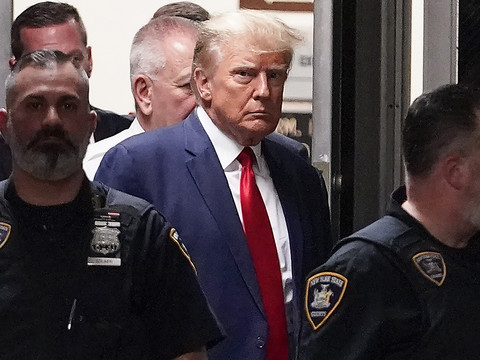 Trump verse une caution au tribunal qui le jugera en Géorgie