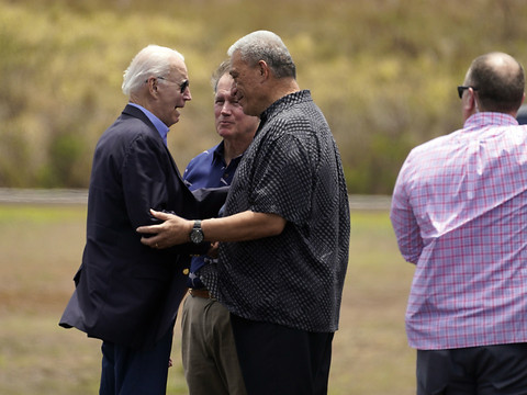 Biden tente de réconforter une communauté meurtrie à Maui