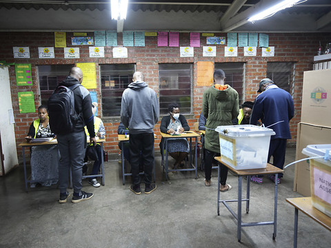 Elections: le vote est prolongé, l'opposition craint des fraudes