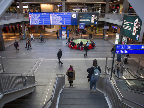 Une jeune fille attaquée au couteau et blessée à la gare de Berne