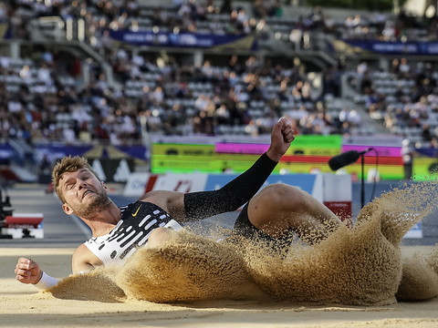 Mondiaux de Budapest: le tenant du décathlon jette l'éponge