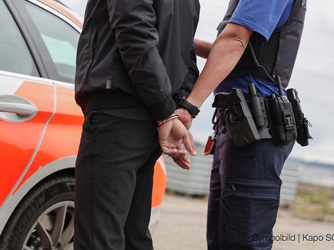 Trois Suisses poussent un Afghan sur la voie ferrée à Saint-Gall