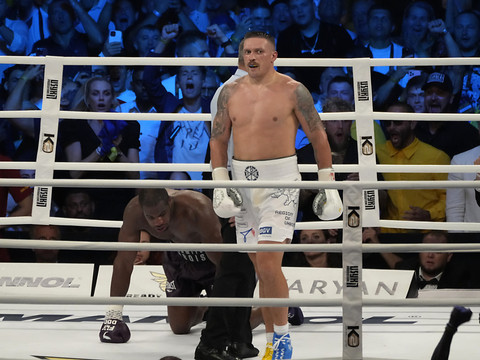 Bousculé, Usyk reste le roi des lourds