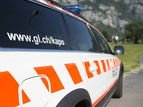 Une voiture recule toute seule et blesse un enfant à Glaris
