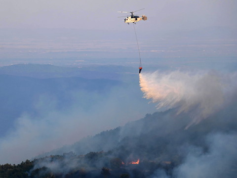 Des centaines de pompiers toujours mobilisés contre les incendies