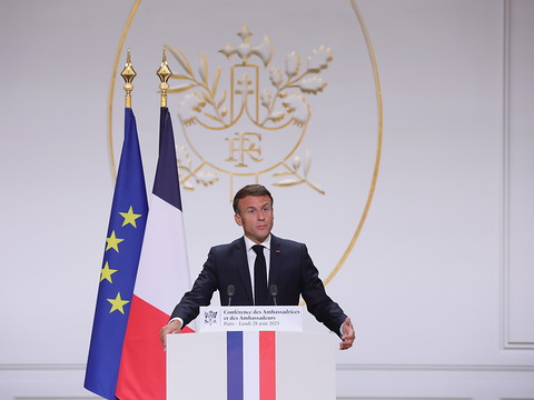 Longues discussions entre Macron et les chefs de partis