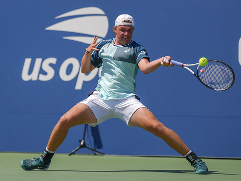 Stricker signe l'exploit en matant Tsitsipas en cinq sets