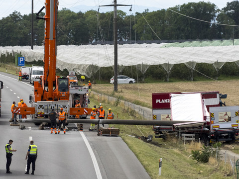 Un pylône électrique renversé par un camion a bloqué l'A1