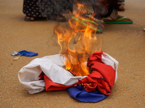 Des milliers de manifestants veulent le départ des soldats français