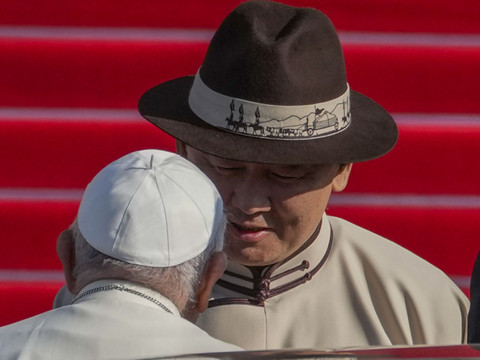Le pape semble tendre la main vers la Chine