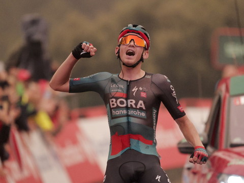 L'Allemand Kämna rentre dans l'histoire, Kuss reste en rouge