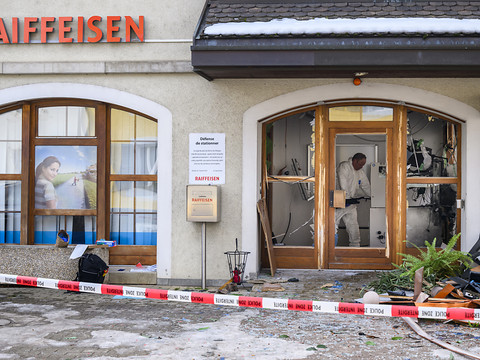 Un Roumain inculpé pour l'attaque de deux bancomats