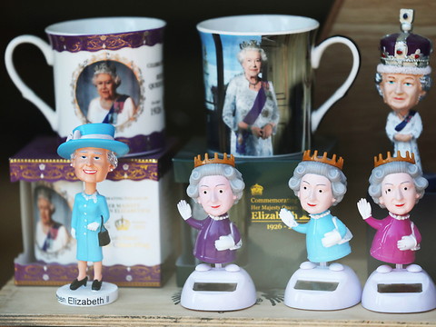 Charles III rend hommage à Elizabeth II, un an après sa mort
