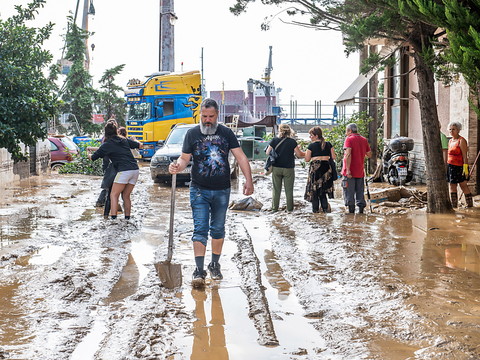 Inondations: une dizaine de morts, les sauvetages se poursuivent