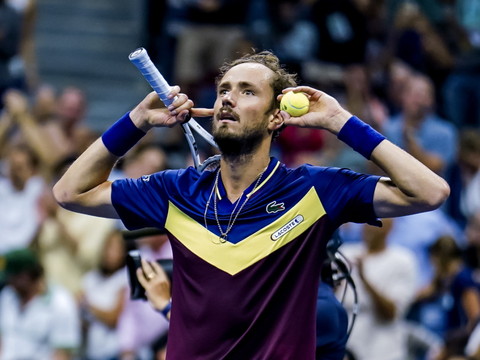 Medvedev bat Alcaraz et retrouve Djokovic en finale