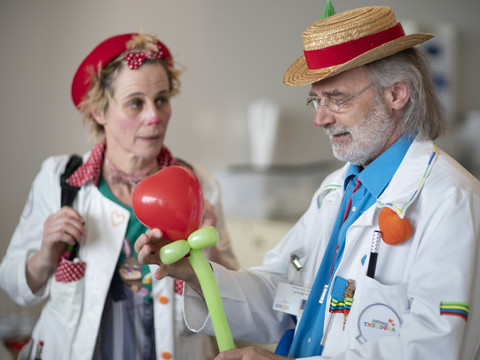 Trente ans que les clowns de Théodora font rire les petits patients