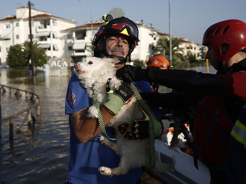 Inondations: les efforts des secours se poursuivent