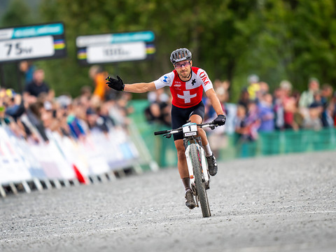 Schurter (2e) prend le large en Coupe du monde