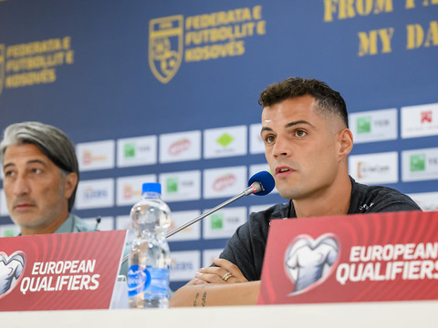 Yakin - Xhaka: la main dans la main