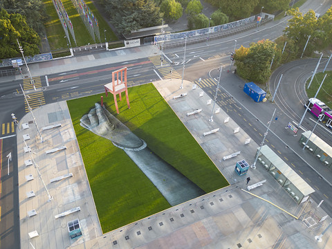 Une fresque de Saype à Genève contre les bombardements de civils