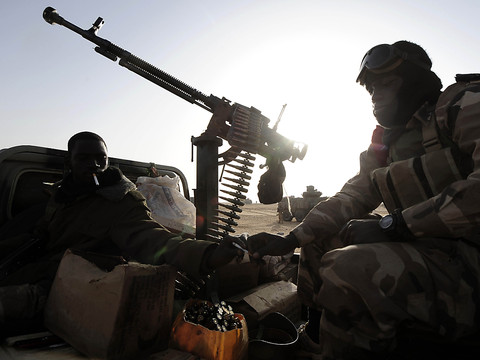 Mali: des groupes armés du nord revendiquent la prise d'une ville clé après des combats