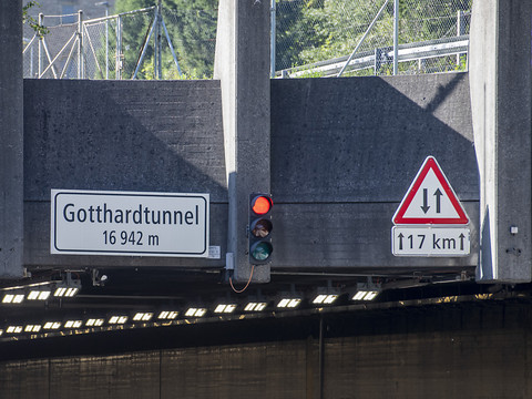 Faux-plafond défectueux retiré au tunnel du Gothard