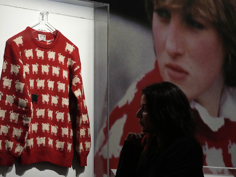 Plus d'un million pour le pull aux moutons de la princesse Diana
