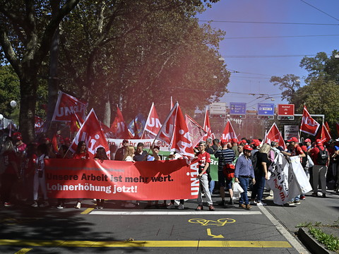 Manifestation à Berne pour une hausse des salaires et des retraites