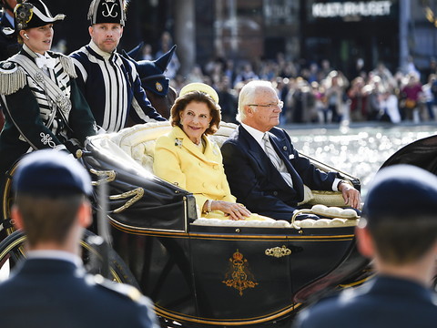 Jubilé du roi: des dizaines de milliers de Suédois au cortège