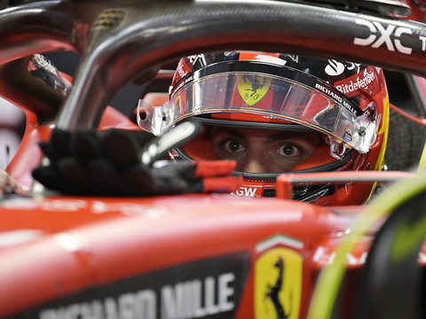 Sainz en pole position à Marina Bay, Verstappen éliminé en Q2