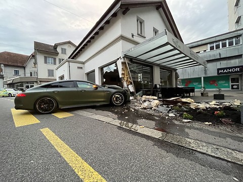 Un bolide percute et démolit un restaurant en Argovie